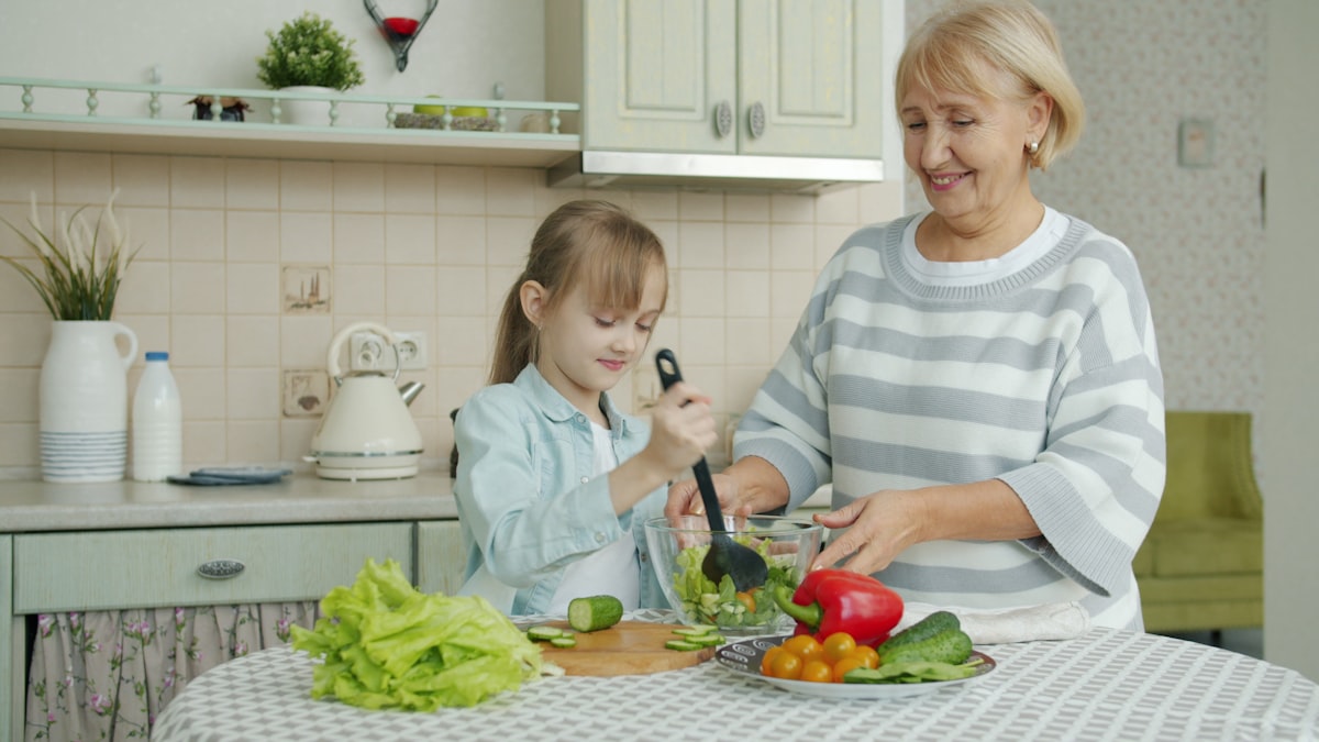 Famiglia che prepara pasti sani insieme in cucina