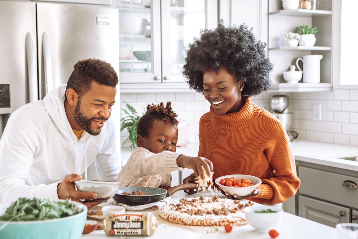 Una famiglia legge la guida nutrizionale di Nutritionflowcore